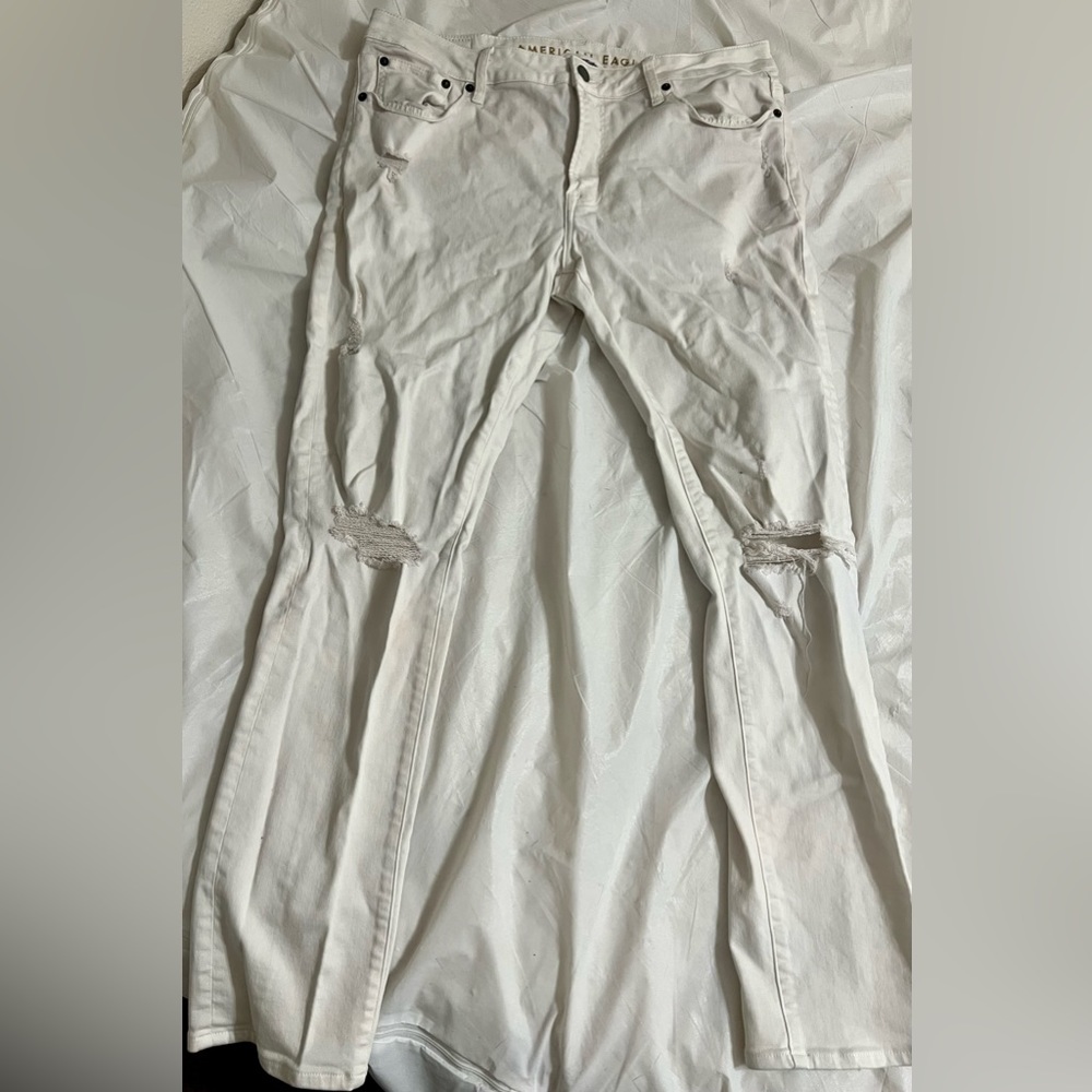 Men’s American Eagle distressed white jeans